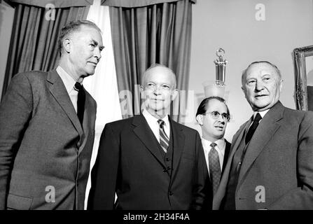 Bundeskanzler Konrad Adenauer (rechts) mit US-Präsident Dwight Eisenhower (Mitte) im Weißen Haus, Washington, D.C., USA, Marion S. Trikosko, US News & World Report Magazine Collection, 27. Mai 1959 Stockfoto