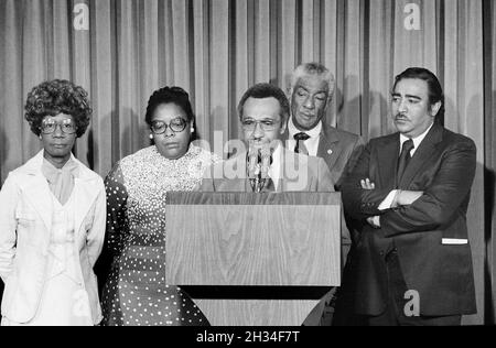 Abgeordnete Des Black Caucus Im Kongress, Shirley Chisholm, Carduss Collins, Parren Mitchell, Ralph Metcalfe, Charles Rangel, bei der Pressekonferenz nach einem Treffen mit dem US-Präsidenten Jimmy Carter, Washington, D.C., USA, Marion S. Trikosko, US News & World Report Magazine Collection, 26. April 1978 Stockfoto