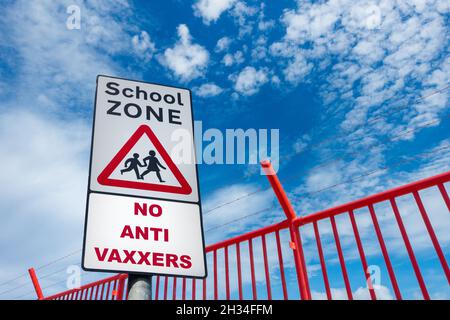 Keine Anti-Vaxxer auf der Schulzone Schild. Anti Covid, Coronavirus-Impfstoff, Bild des Impfkonzepts Stockfoto