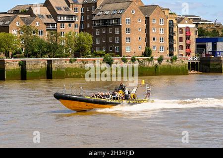 London, England - 2021. August: Schnelles, steifes Schlauchboot auf der Themse, das Touristen den Fluss hinauf transportiert Stockfoto