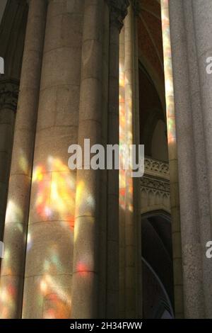 In einer Kirche in Sao Paulo, Brasilien, wurde das Sonnenlicht durch Buntglasfenster in Farben gebrochen Stockfoto