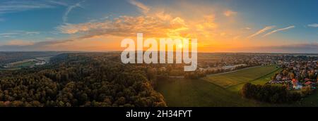 Sonnenuntergangsansicht über die wunderschöne Landschaft in südbayern mit dem Kloster Schaeftlarn. Stockfoto