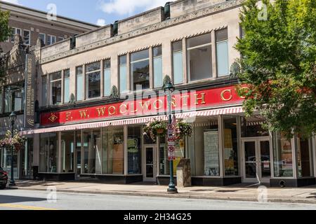 GREENSBORO, NC, USA - 7 SEP 2021 - Vorderansicht der FW Woolworth, jetzt das International Civil Rights Center und Museum, horizontaler Aspekt Stockfoto