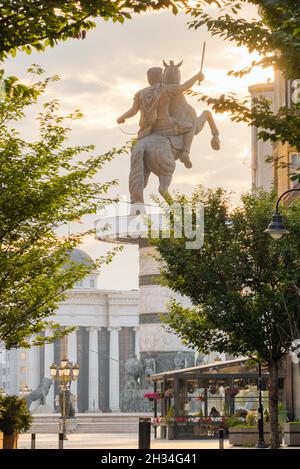 Denkmal von Alexander dem Großen Makedonski auf dem Mazedonischen Platz in Skopje, Nordmakedonien Stockfoto