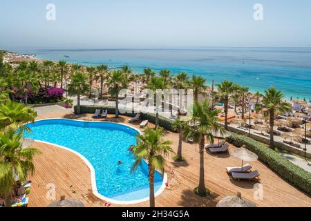 Luxuriöses 5-Sterne-Hotel mit Swimmingpool und weißem Sandstrand an der Küste des Ionischen Meeres in Albanien Stockfoto