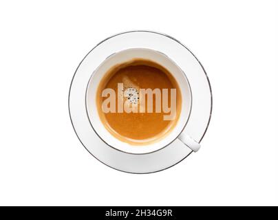 Espresso-Kaffee in einer weißen Tasse steht auf einer Untertasse. Ansicht von oben isoliert auf weißem Hintergrund Stockfoto