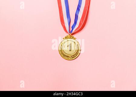 Einfach flach Lay Design Gewinner oder Champion Gold Trophäe Medaille isoliert auf rosa bunten Hintergrund. Sieg erster Platz des Wettbewerbs. Oder gewinnen Stockfoto