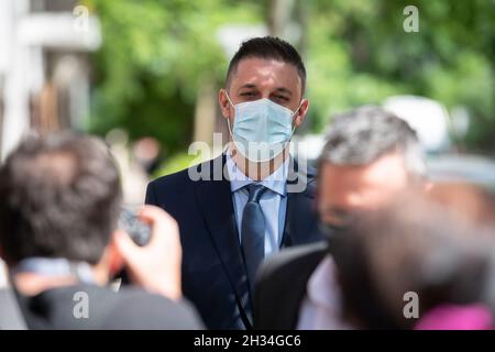 Buenos Aires, Argentinien. Oktober 2021. Matias Morla kommt bei der Staatsanwaltschaft an.Diego Maradonas letzter Anwalt, Matias Morla, erschien vor der Staatsanwaltschaft, um über den Fall zu bezeugen, in dem der Tod des ehemaligen Fußballspielers untersucht wird. Die Töchter von Maradona und das familiäre Umfeld beschuldigten Matias Morla des Todes ihres Vaters Diego Armando Maradona. Kredit: SOPA Images Limited/Alamy Live Nachrichten Stockfoto