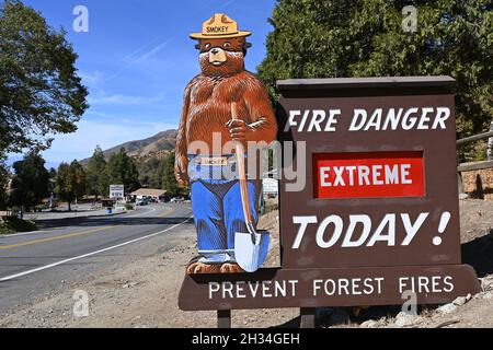 OAK Glen, CALIFORNIA - 21 Okt 2021: Smokey das Bärenfeuer-Schild in den Ausläufern der San Bernardino Mountains weist auf extreme Brandgefahr hin. Stockfoto