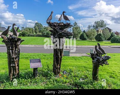 The Corncrake Cluster eine Kunstskulptur aus Mooreiche von Brendan Colum, die ein Bewusstsein für den Corncrake in Abbeyshrule County Longford, Irland, schaffen soll. Stockfoto