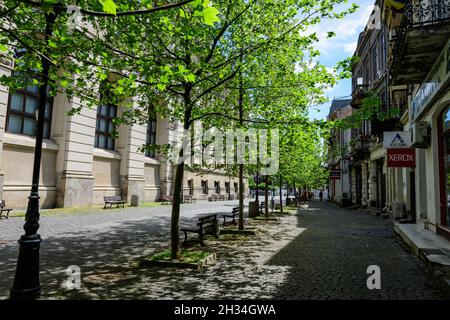 Bukarest, Rumänien - 6. Mai 2021: Alte Gebäude mit Bars und Restaurants in der French Street (Strada Franceza) im historischen Zentrum (Centrul Vechi) Stockfoto