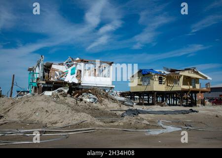 Grand Isle, Vereinigte Staaten von Amerika. 16. Oktober 2021. Zerstörte Häuser, die nach dem Hurkan Ida, Wochen nach dem verheerenden Sturm der Kategorie 4, der die Region am 16. Oktober 2021 in Grand Isle, Louisiana, heimsuchte. Quelle: Patsy Lynch/FEMA/Alamy Live News Stockfoto