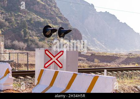 Nahaufnahme der Bahnübergangsampeln des Zuges. Hochwertige Fotos Stockfoto