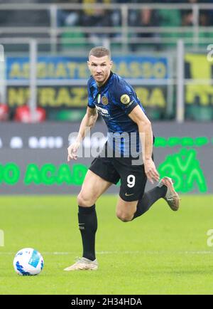 MAILAND ITALIEN- Oktober 24 Stadio G Meazza Edin Dzeko während der Serie Ein Spiel zwischen FC Inter und FC Juventus im Stadio G. Meazza am 24. Oktober 2021 in Mailand, Italien. Stockfoto