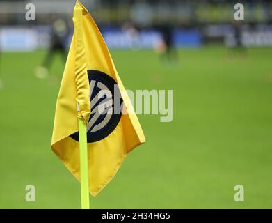 MAILAND ITALIEN- Oktober 24 Stadio G Meazza die gelbe Flagge von Inter fc vor dem Spiel zwischen FC Inter und FC Juventus im Stadio G. Meazza am 24. Oktober 2021 in Mailand, Italien. Stockfoto