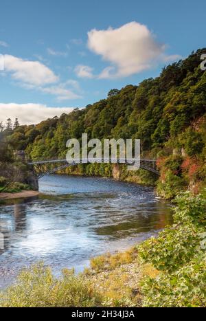 Craigellachie Bridge wurde 1814 in Morayshire, Schottland, Großbritannien fertiggestellt Stockfoto