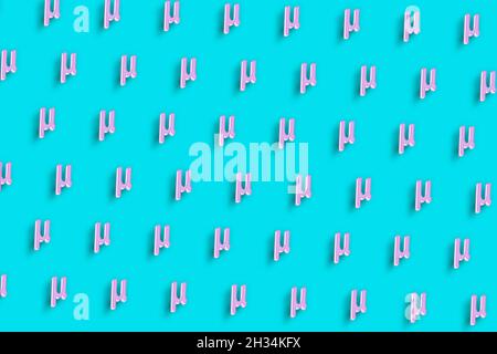 Mu-Zeichen. Mu-Buchstabe, griechisches Mubet-Symbol, türkisblauer minimalistischer Hintergrund Stockfoto
