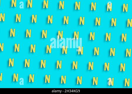 Nu-Zeichen. Nu-Buchstabe, griechisches Alphabet-Symbol, türkisblauer minimalistischer Hintergrund Stockfoto