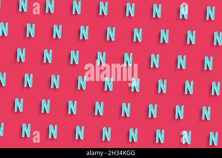 Nu-Zeichen. Nu-Buchstabe, Symbol des griechischen Alphabets, minimaler roter Hintergrund Stockfoto
