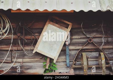 Altes metallisches Wahboard mit Holzteilen auf rustikalem Holzhintergrund Stockfoto
