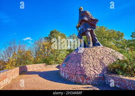 Die Skulptur des Prinzen Mal in heroischer Pose mit Schwert und goldenem mittelalterlichem Helm, auf dem Hügel des Drevlians Parks, Korosten, Ukrain, gelegen Stockfoto