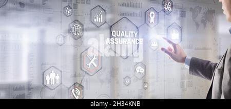 QA Geschäftsmann drücken Qualitätssicherung Taste auf virtuellen Bildschirmen. Stockfoto