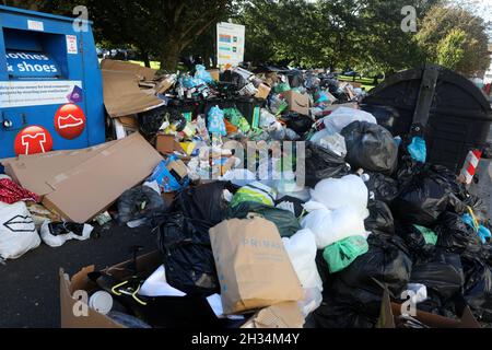 Riesige Müllhaufen stapelten sich während des Müllerstreiks in Brighton, East Sussex, Großbritannien, neben Mülltonnen, als die Gewerkschaften mit der Partei der Grünen kämpften. Stockfoto