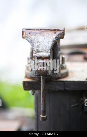 Altes handgefertigtes rostliches Schraubwerkzeug Stockfoto