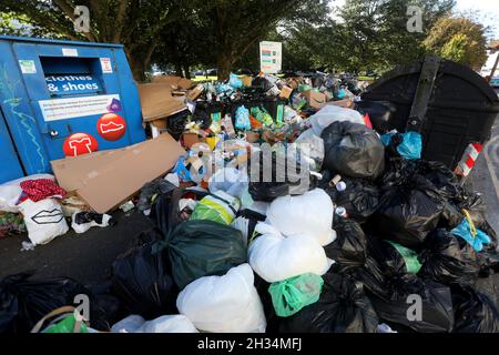 Riesige Müllhaufen stapelten sich während des Müllerstreiks in Brighton, East Sussex, Großbritannien, neben Mülltonnen, als die Gewerkschaften mit der Partei der Grünen kämpften. Stockfoto