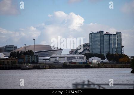 Glasgow, Schottland, Großbritannien. Oktober 2021. IM BILD: COP26 Veranstaltungsort. Blick auf den COP26-Standort mit Blick auf den Fluss Clyde und die Andockside, wobei die Gebäude des Scottish Event Campus nur 6 Tage bis zu den Staatsoberhäuptern, Zusammen mit tausenden Delegierten, Medien und Protestierenden wird erwartet, dass sie in Kürze zum Beginn des am 31. Oktober beginnenden Klimagipfels in Glasgow landen werden. Quelle: Colin Fisher/Alamy Live News Stockfoto