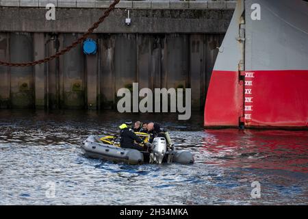 Glasgow, Schottland, Großbritannien. Oktober 2021. IM BILD: Polizeiboot und Polizeitaucher patrouillieren auf dem Fluss Clyde und dem COP26-Gelände. Blick auf den COP26-Standort mit Blick auf den Fluss Clyde und die Andockside, wobei die Gebäude des Scottish Event Campus nur 6 Tage bis zu den Staatsoberhäuptern, Zusammen mit tausenden Delegierten, Medien und Protestierenden wird erwartet, dass sie in Kürze zum Beginn des am 31. Oktober beginnenden Klimagipfels in Glasgow landen werden. Quelle: Colin Fisher/Alamy Live News Stockfoto