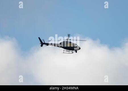 Glasgow, Schottland, Großbritannien. Oktober 2021. IM BILD: Polizeihubschrauber patrouilliert auf dem Gelände der COP26. Blick auf den COP26-Standort mit Blick auf den Fluss Clyde und die Andockside, wobei die Gebäude des Scottish Event Campus nur 6 Tage bis zu den Staatsoberhäuptern, Zusammen mit tausenden Delegierten, Medien und Protestierenden wird erwartet, dass sie in Kürze zum Beginn des am 31. Oktober beginnenden Klimagipfels in Glasgow landen werden. Quelle: Colin Fisher/Alamy Live News Stockfoto