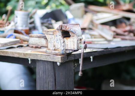 Altes handgefertigtes rostliches Schraubwerkzeug Stockfoto