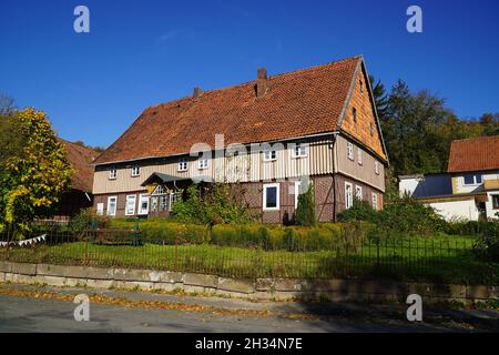 Typische deutsche Hausfassade mit gemauertem Halbholz aus roten Ziegeln, teilweise Holzfassade und alten roten Fliesen auf dem Dach. Stockfoto