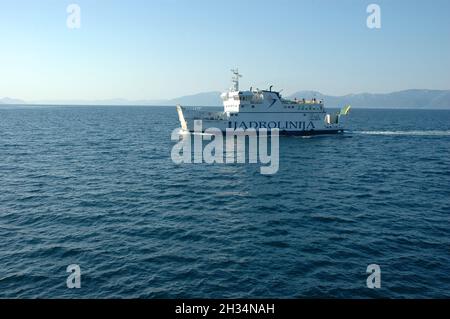 Drvenik, Kroatien – 30. Juni 2010: Die Jadrolinija-Fähre „Hanibal Lucic“ fährt am frühen Morgen über die Adria in Richtung der Insel Hvar. Stockfoto