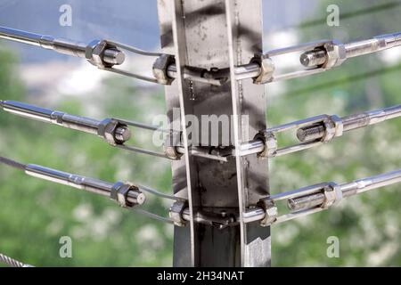 Eckbefestigungssystem auf dem Rahmen der Schleusenschlinge Stahl und Schraube, ein Detail der Rahmen auf Glasbrücke mit Befestigung Engineering Konstruktion Edelstahl s Stockfoto