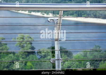 Schloss Schlinge Stahl und Schraube der Detail-Klemmen-System auf Glasbrücke mit Spannern Engineering-Konstruktion Edelstahl Spannschloss auf Backgroun Stockfoto