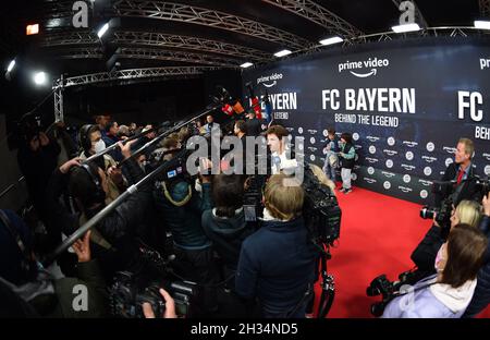 München, Deutschland. Oktober 2021. Der FC Bayern-Spieler Thomas Müller gibt bei der Premiere der Dokumentarreihe 'FC Bayern - Behind the Legend' im ARRI-Kino ein Interview. Quelle: Felix Hörhager/dpa - WICHTIGER HINWEIS: Gemäß den Bestimmungen der DFL Deutsche Fußball Liga und/oder des DFB Deutscher Fußball-Bund ist es untersagt, im Stadion und/oder vom Spiel aufgenommene Fotos in Form von Sequenzbildern und/oder videoähnlichen Fotoserien zu verwenden oder zu verwenden./dpa/Alamy Live News Stockfoto