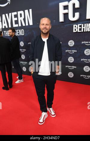 München, Deutschland. Oktober 2021. Der Regisseur Nepomuk V. Fischer zeigt sich bei der Premiere der Dokumentarreihe 'FC Bayern - Behind the Legend' auf dem roten Teppich im ARRI-Kino. Quelle: Felix Hörhager/dpa - WICHTIGER HINWEIS: Gemäß den Bestimmungen der DFL Deutsche Fußball Liga und/oder des DFB Deutscher Fußball-Bund ist es untersagt, im Stadion und/oder vom Spiel aufgenommene Fotos in Form von Sequenzbildern und/oder videoähnlichen Fotoserien zu verwenden oder zu verwenden./dpa/Alamy Live News Stockfoto
