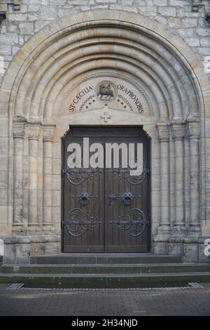 Eingangsportal zur katholischen Pfarrkirche St. Cäcilia aus dem Jahr 1886 in der Gemeinde Harsum, einem Dorf im Landkreis Hildesheim, Deutschland Stockfoto