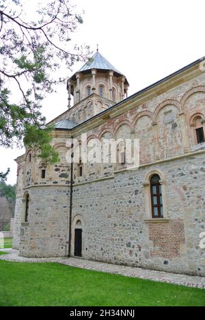 Schönes Kloster von Novo Hopovo, auf dem Berg Fruška Gora, in der Vojvodina-Serbien, dem Heiligen Nikolaus gewidmet Stockfoto