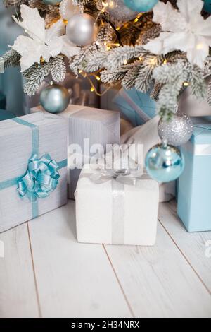 Viele Weihnachtsgeschenke unter dem Weihnachtsbaum Stockfoto