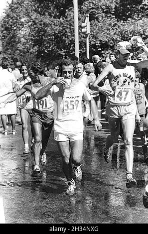 Läufer auf dem Wasser beenden den Wettbewerb beim New York City Marathon 1973. Stockfoto