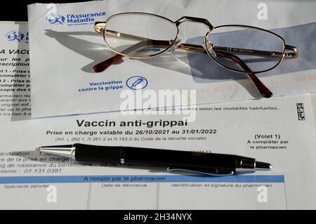 Frankreich. Oktober 2021. In dieser Abbildung ist ein Stift und eine Brille auf einem Krankenversicherungsgutschein für die Grippeimpfung abgebildet.die Deckung des Grippeimpfstoffs durch die Krankenkasse ist vom 26. Oktober 2021 bis zum 31. Januar 2022 in Frankreich gültig. Die Injektion einer dritten Dosis eines Anti-Covid-Impfstoffs für Bedürftige kann gleichzeitig verabreicht werden. (Foto von Gerard Bottino/SOPA Images/Sipa USA) Quelle: SIPA USA/Alamy Live News Stockfoto