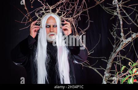 Devil Mann mit professionellem Make-up. Halloween Dekoration und gruseliges Konzept. Bärtiger Mann bereit für Party. Stockfoto