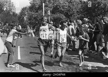 Läufer auf dem Wasser beenden den Wettbewerb beim New York City Marathon 1973. Stockfoto