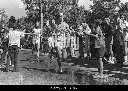 Läufer auf dem Wasser beenden den Wettbewerb beim New York City Marathon 1973. Stockfoto