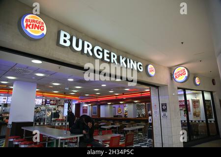 London, Großbritannien. Oktober 2021. Burger King Store und Logo in London. (Foto von Dinendra Haria /SOPA Images/Sipa USA) Quelle: SIPA USA/Alamy Live News Stockfoto