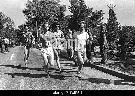 Läufer, die beim New York City Marathon 1975 teilnehmen. Stockfoto