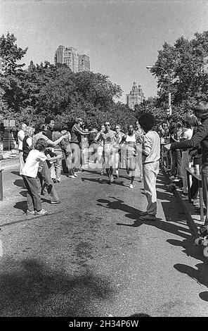 Läufer, die beim New York City Marathon 1975 teilnehmen. Stockfoto